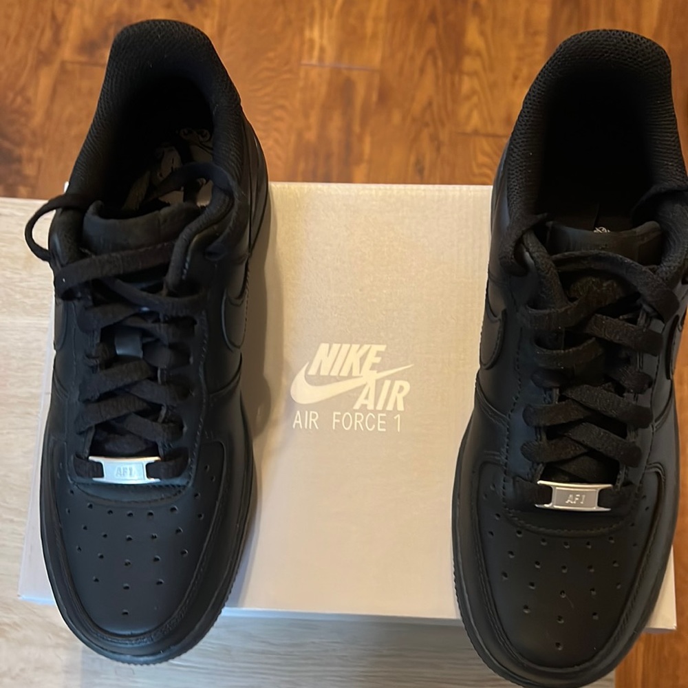 Women’s Air Force 1 ‘07 Black size 7 never worn